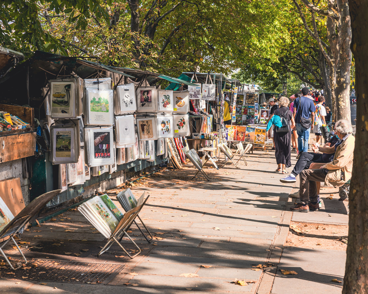 Discovering the Hidden Gems of Paris: A Tour of the Bouquinistes Along the Seine River