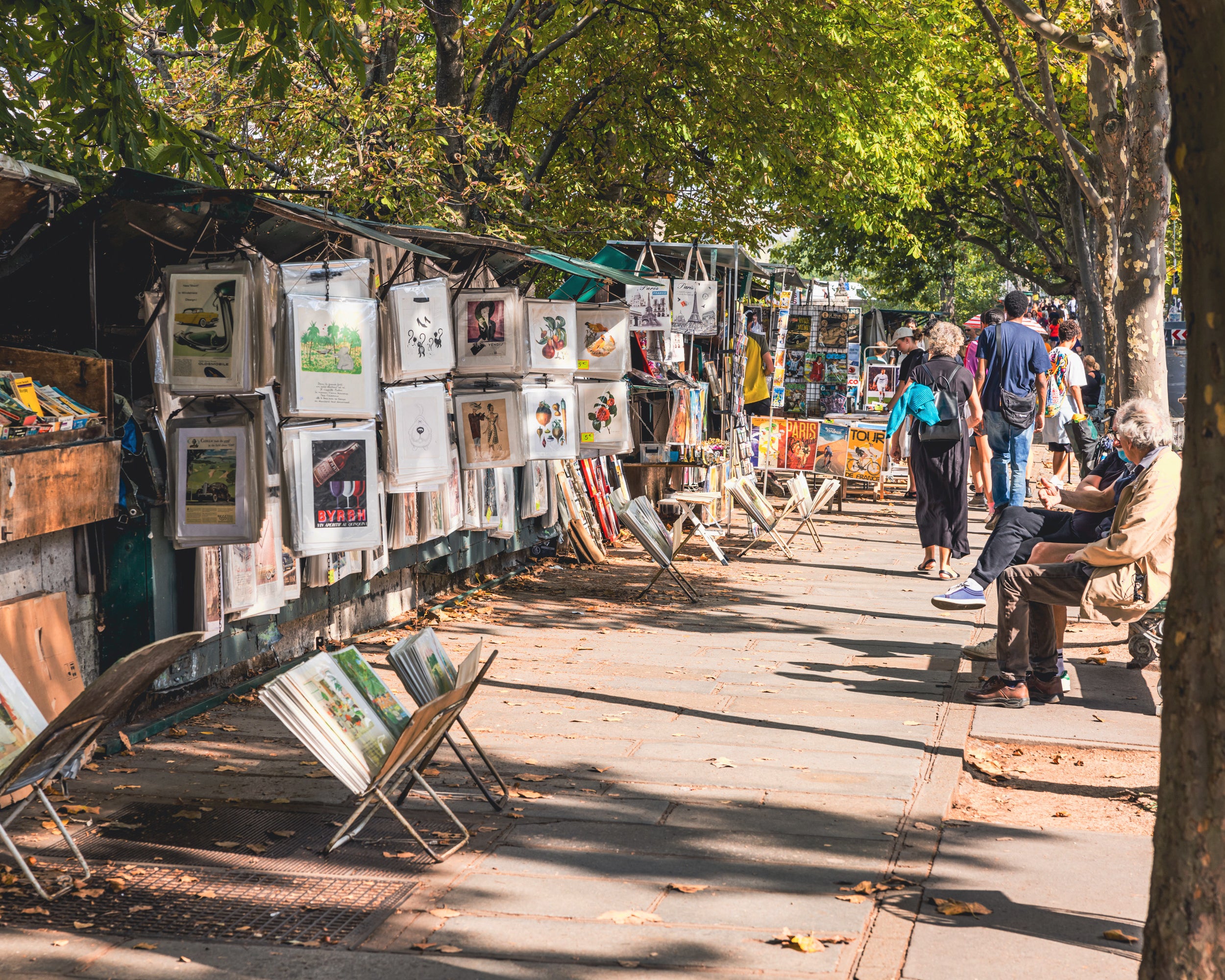 Discovering the Hidden Gems of Paris: A Tour of the Bouquinistes Along the Seine River