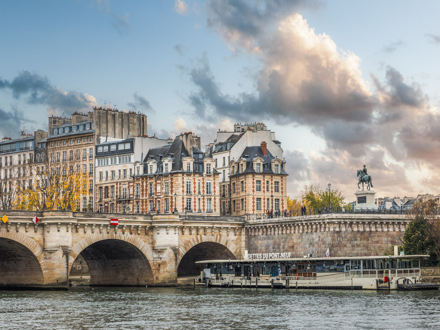 Quiet Moments at Pont Neuf